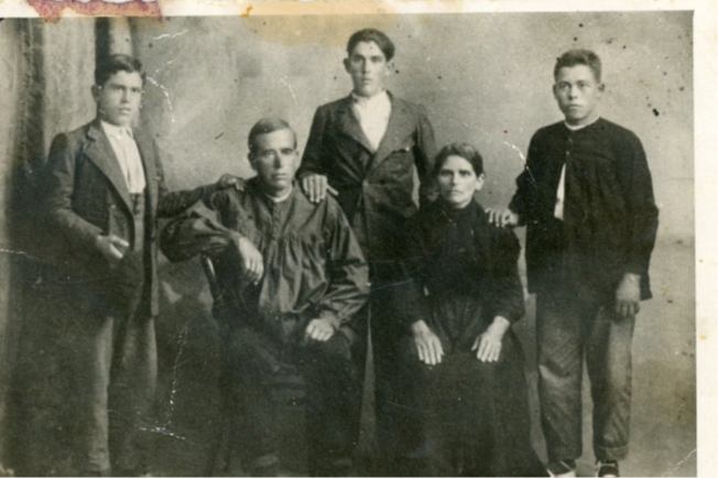 Mi familia: mi padre Manuel, mi abuelo Tomás, Progreso, mi abuela Joaquina, y mi otro tío Jesús