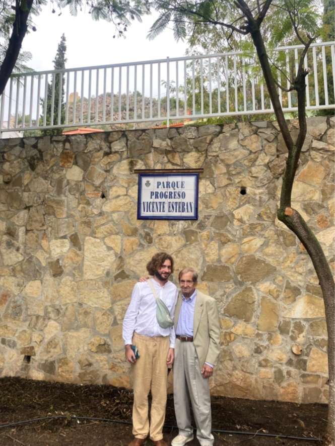            Con mi nieto Esteban bajo la placa de Progreso VICENTE ESTEBAN